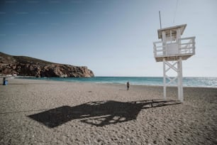 Una torre di salvataggio su una spiaggia vicino all'oceano