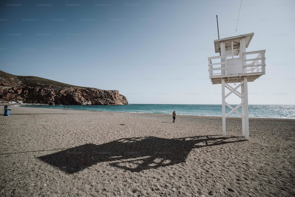 Una torre di salvataggio su una spiaggia vicino all'oceano