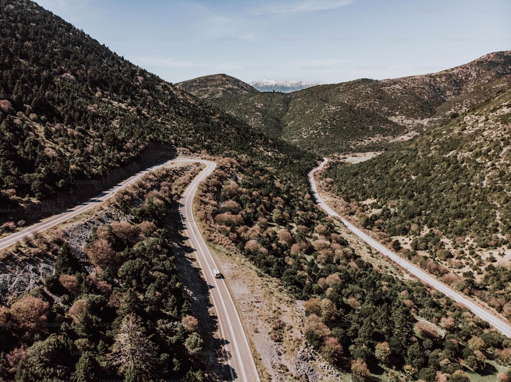 uma vista aérea de uma estrada sinuosa nas montanhas