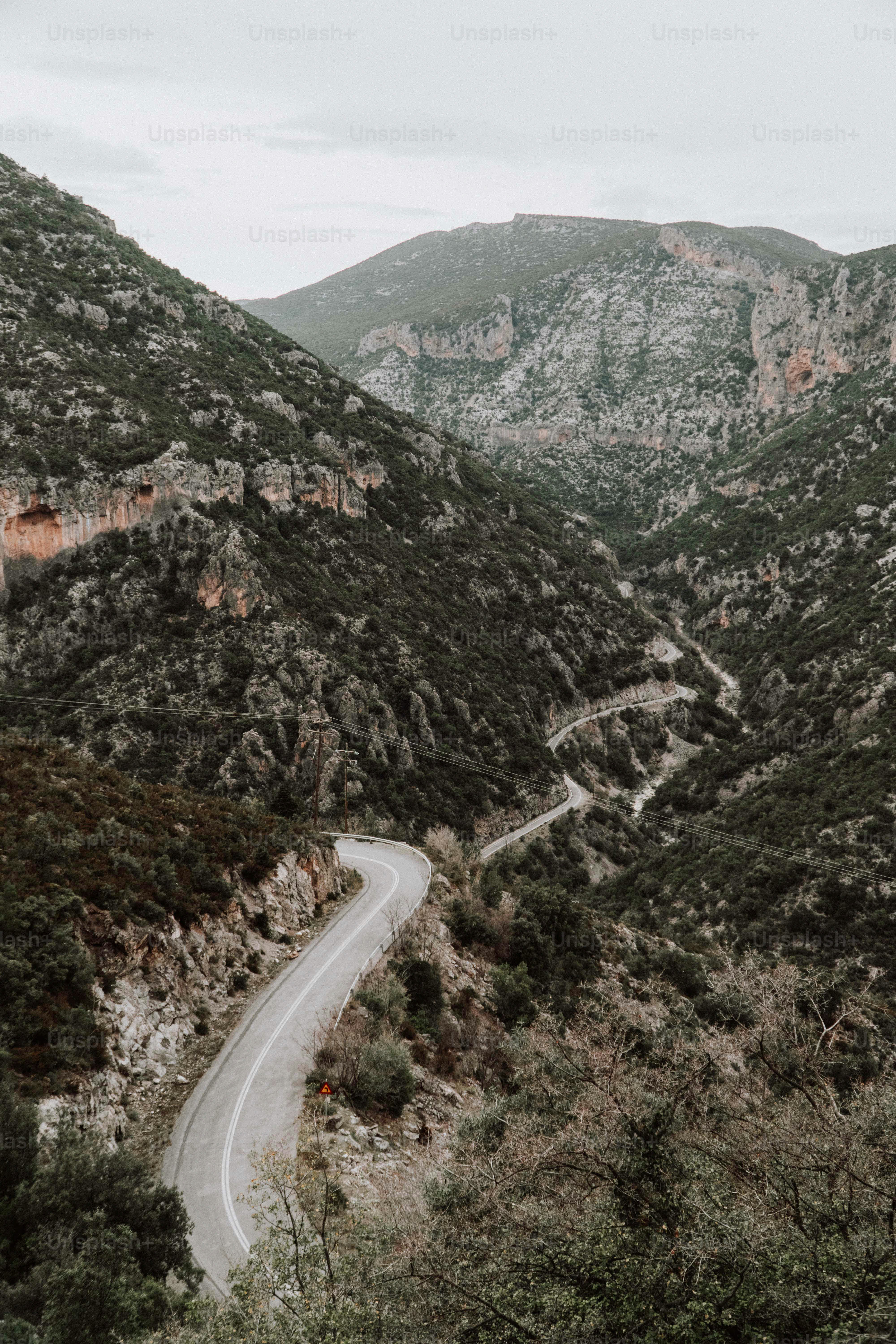 Eine kurvenreiche Straße inmitten einer Bergkette