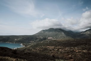 una vista panorámica de una montaña y un cuerpo de agua