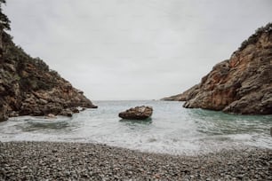 un cuerpo de agua cerca de una costa rocosa