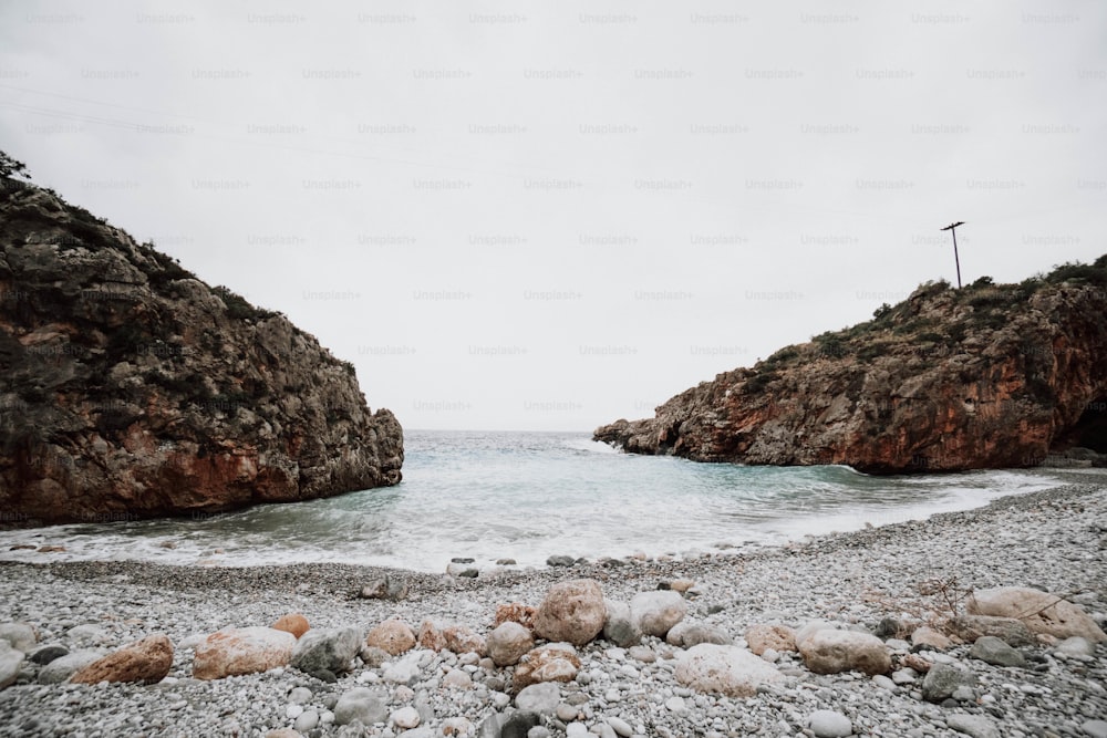 un paio di grandi rocce sedute sulla cima di una spiaggia