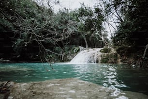 Una pequeña cascada en medio de un cuerpo de agua