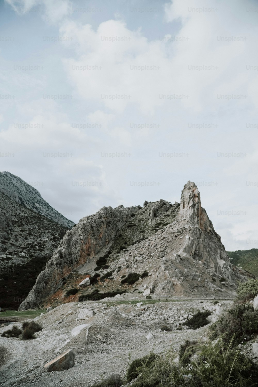 uma montanha com uma rocha muito alta no topo dela