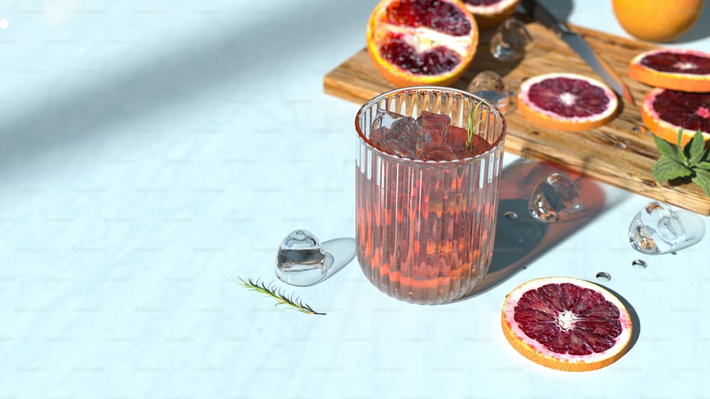 un vaso de jugo de naranja sanguina junto a naranjas sanguinas en rodajas
