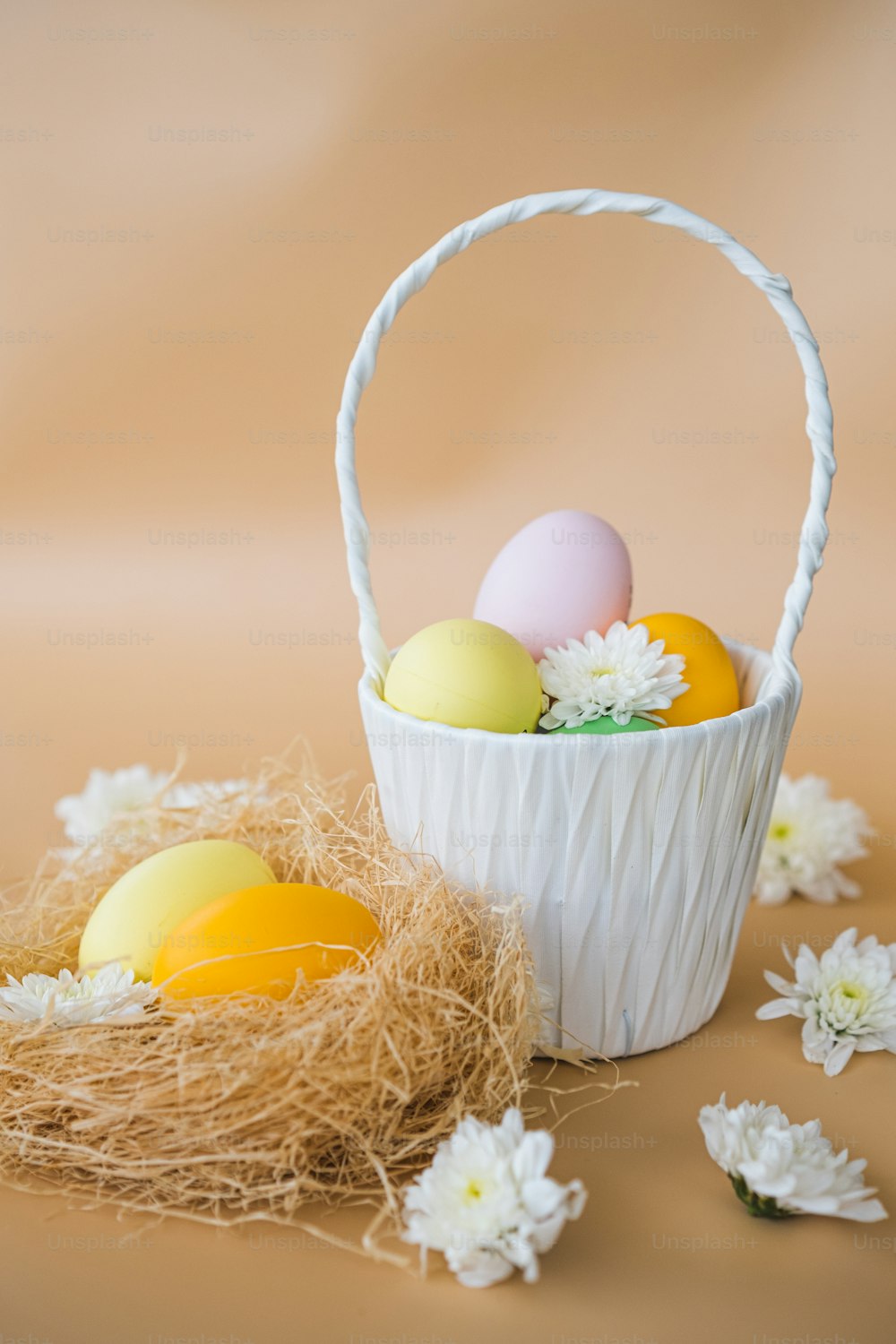 uma cesta branca cheia de ovos sentados em cima de uma mesa