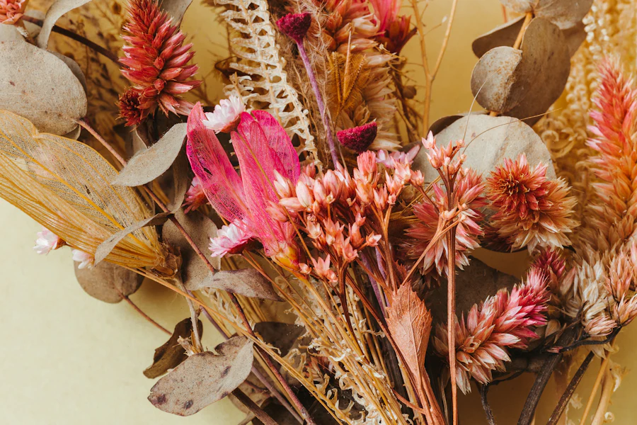 Bouquet de fleurs sauvages aux tons pastel, posé sur une table en pierre baignée de lumière dorée