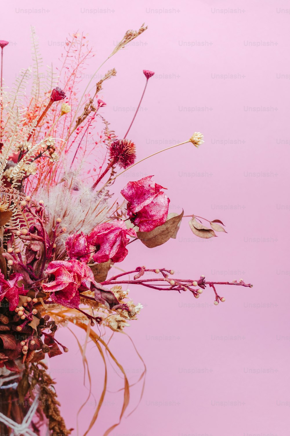 um vaso cheio de muitas flores cor-de-rosa