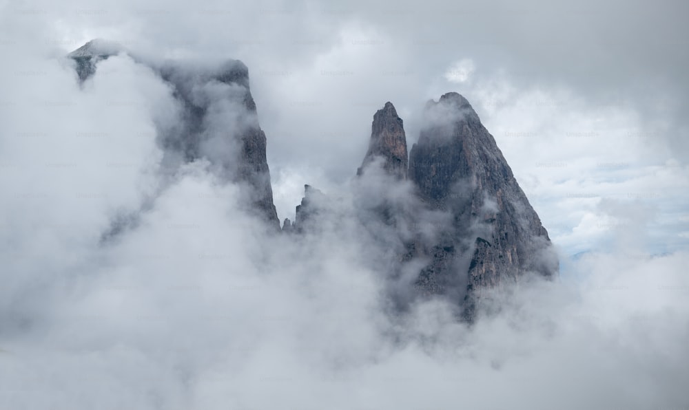 Eine Gruppe von Bergen, umgeben von Wolken am Himmel