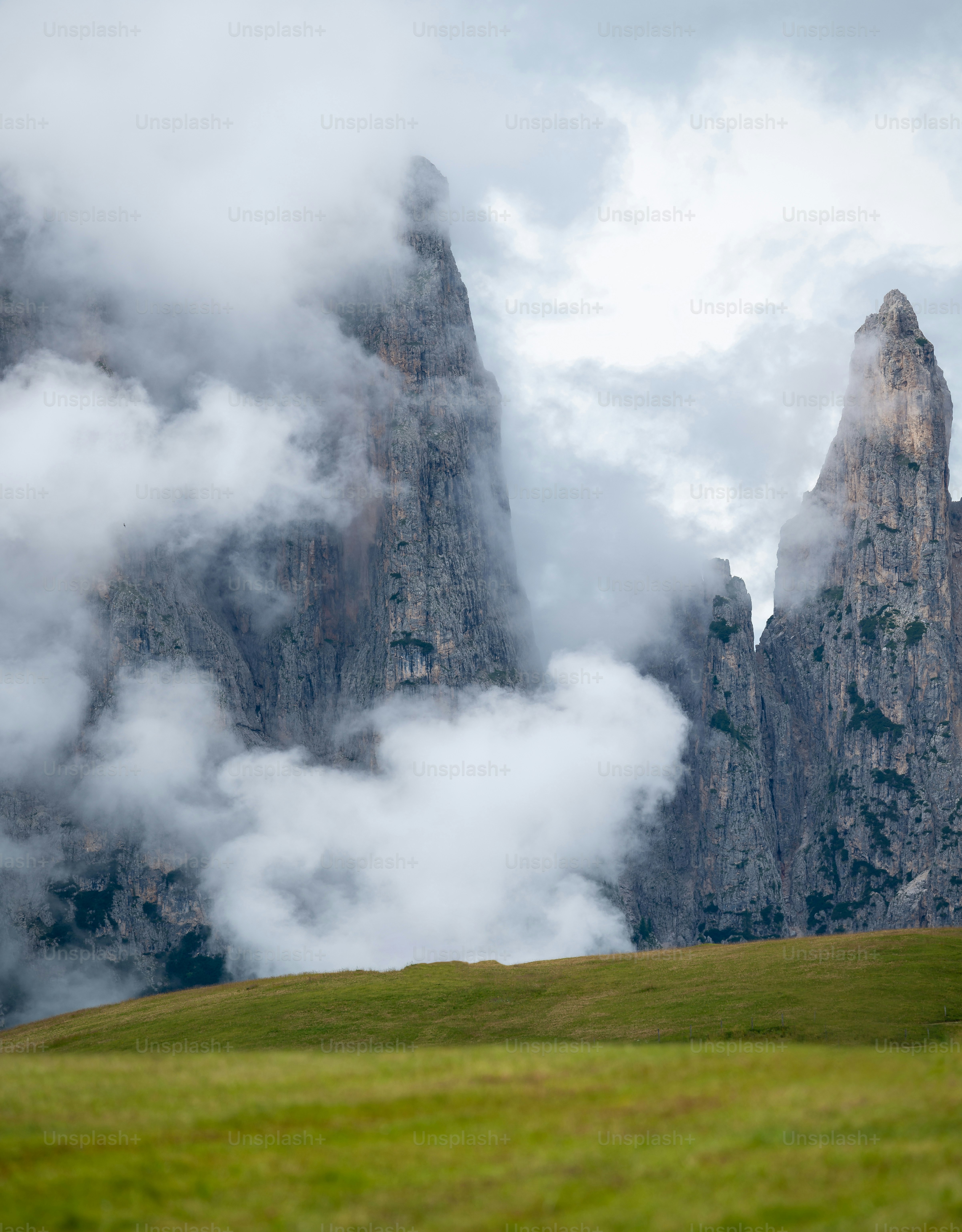un campo erboso con una montagna sullo sfondo