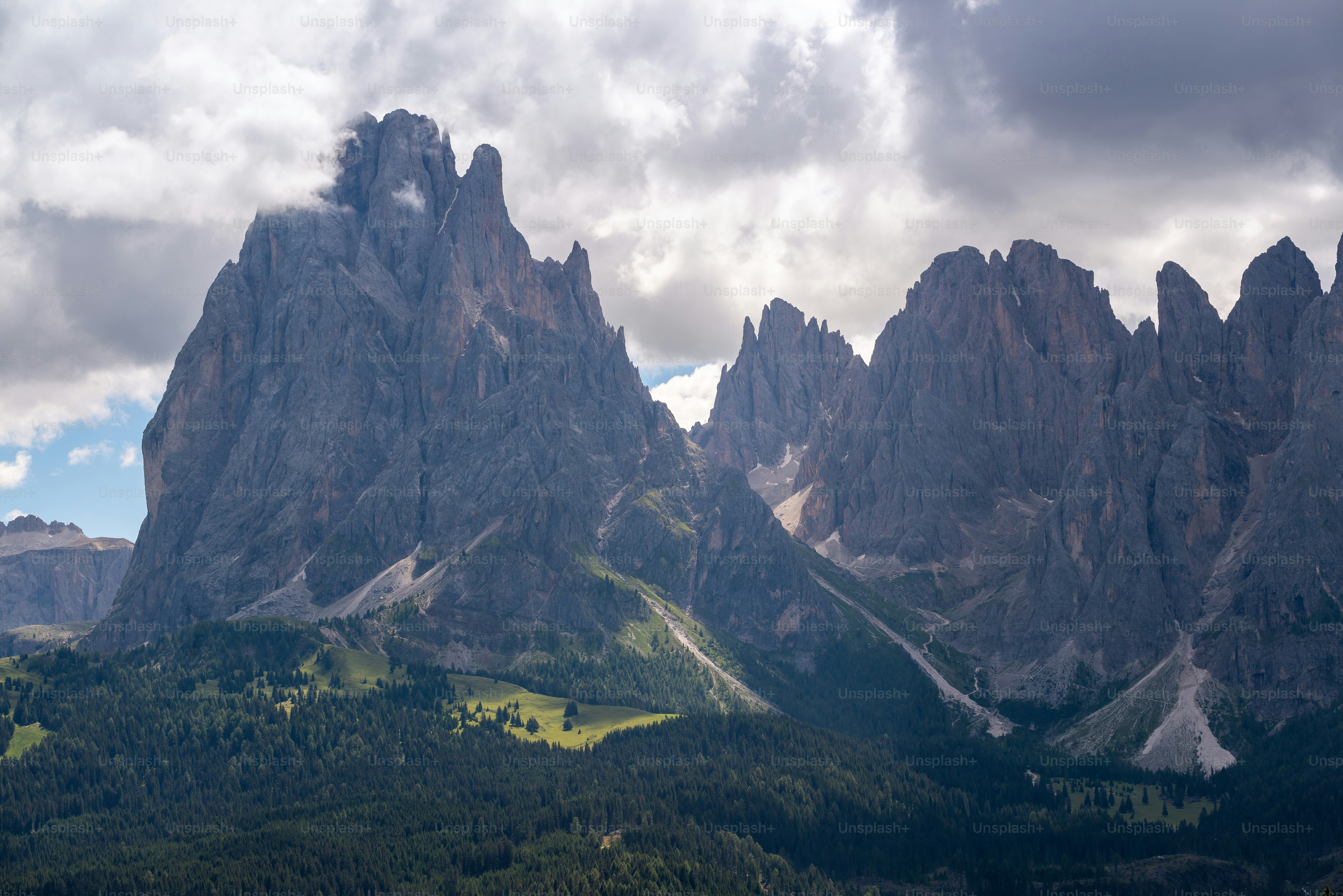 Una catena montuosa con molte alte montagne sullo sfondo