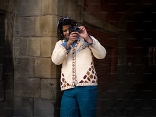 uma mulher tirando uma foto de si mesma com uma câmera