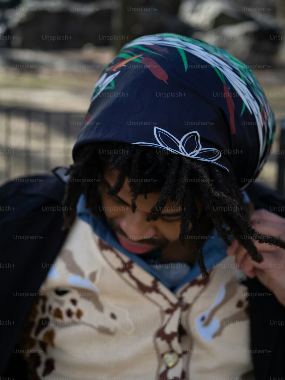 um homem com dreadlocks está usando um chapéu