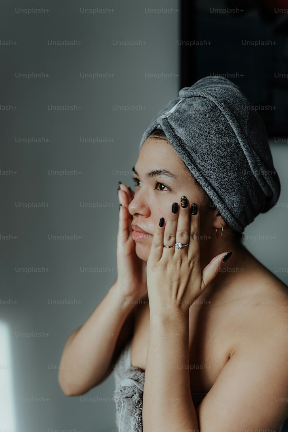 Eine Frau mit einem Handtuch auf dem Kopf