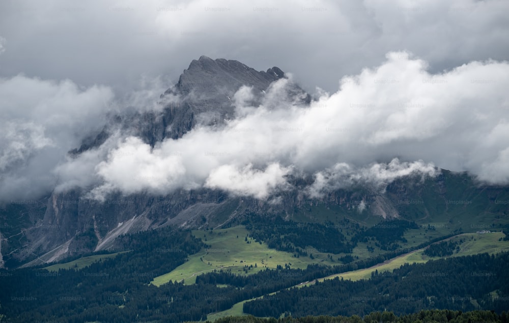 uma montanha coberta de muitas nuvens à distância