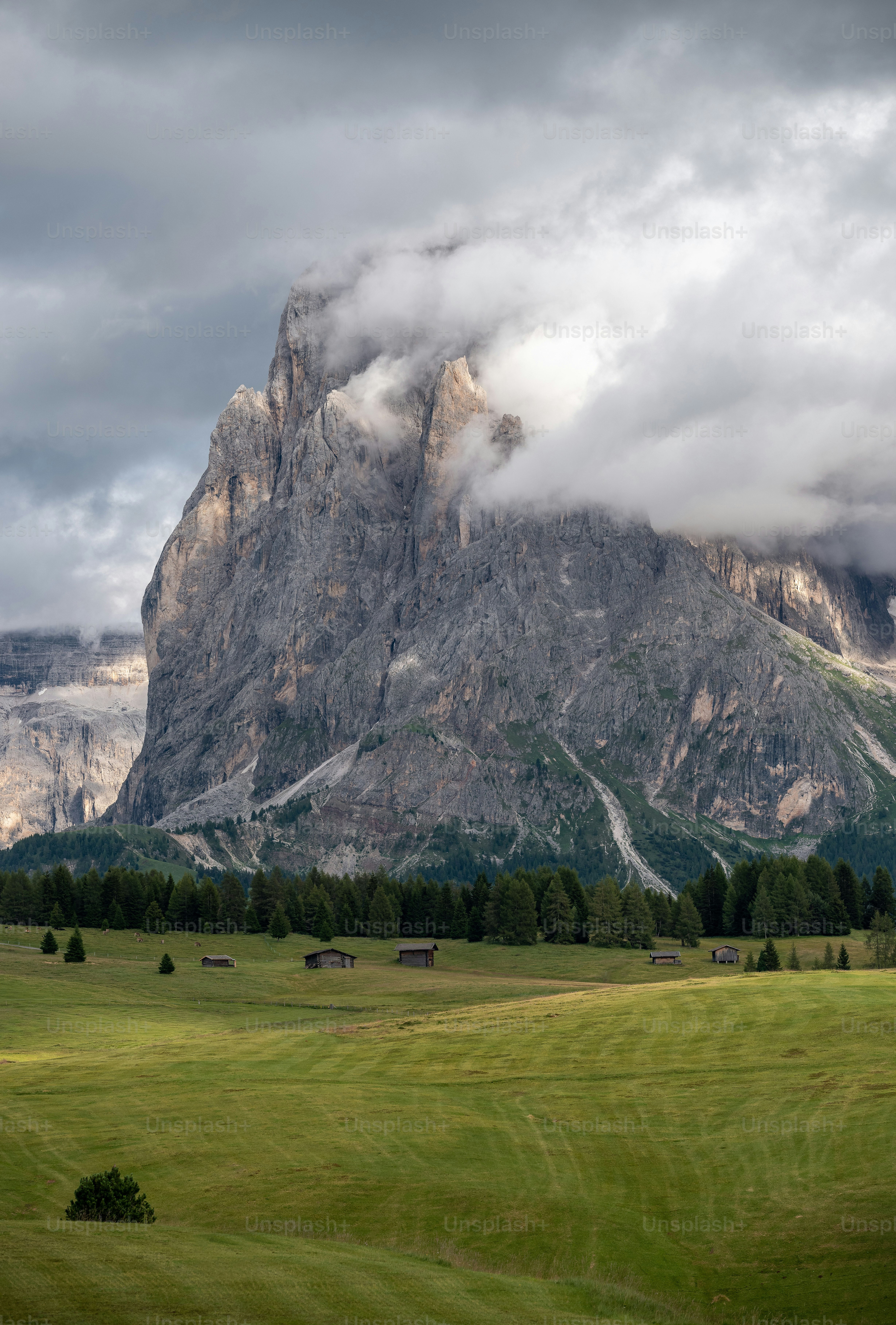 Ein großer Berg mit einem Haufen Wolken am Himmel