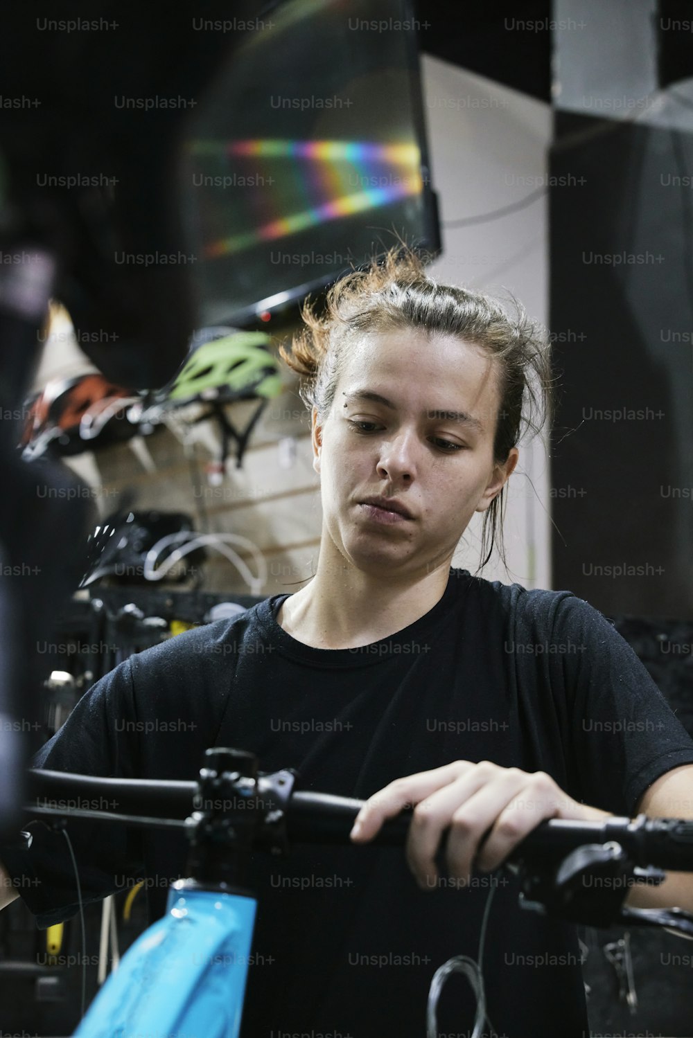 uma mulher que trabalha em uma bicicleta em uma loja de bicicletas