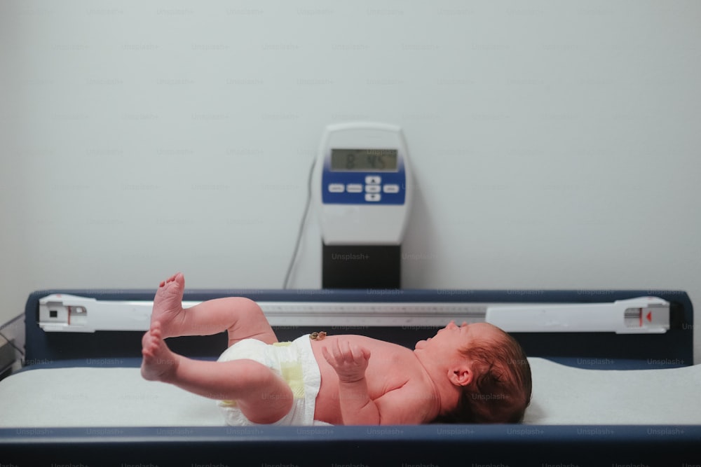 Ein Baby liegt auf einem Krankenhausbett