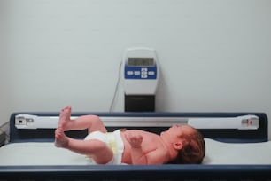 病院のベッドの上�に横たわる赤ちゃん