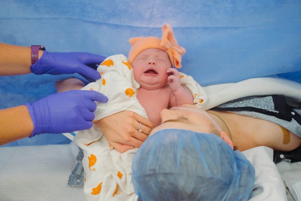 um bebê está sendo examinado por um médico