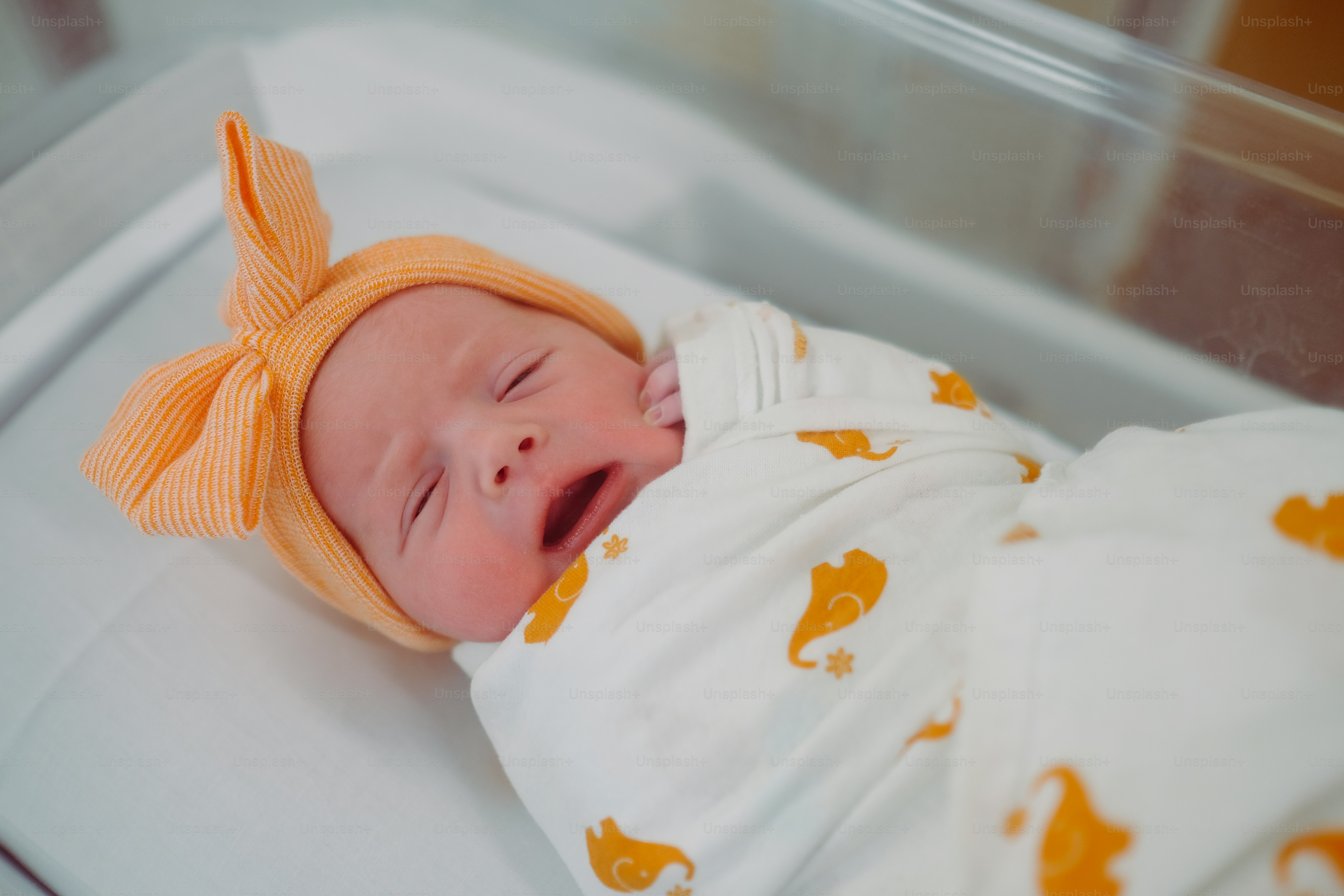 un bébé est allongé dans un berceau