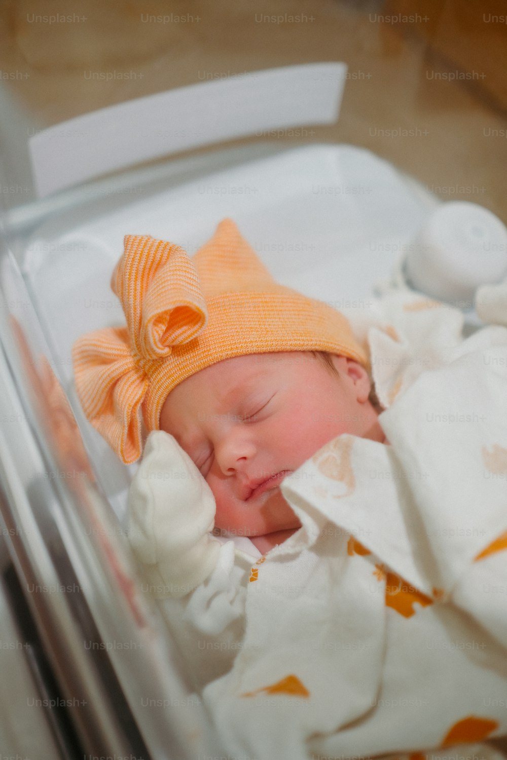 un bebé durmiendo en una cuna con un sombrero puesto