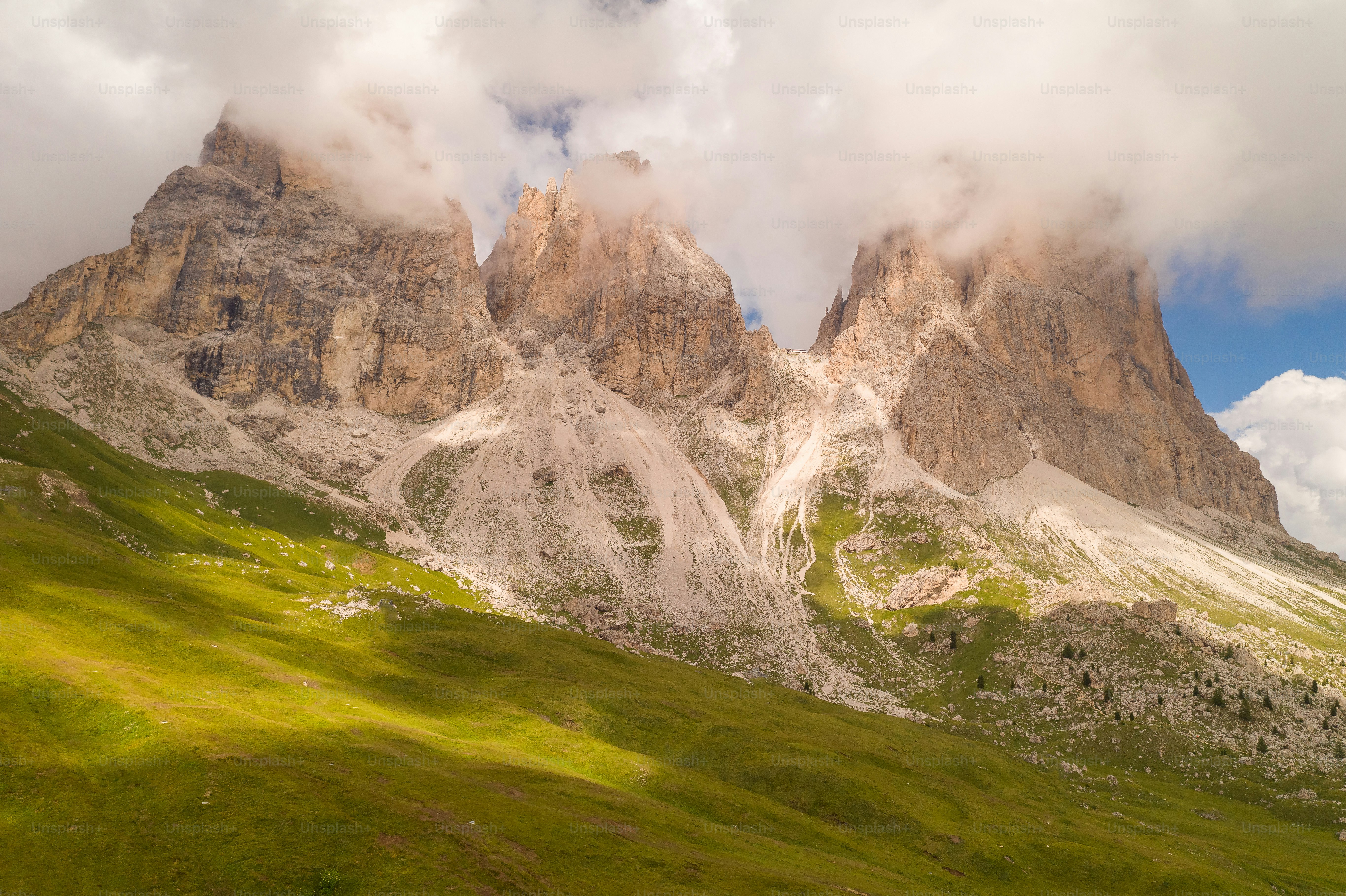 Une chaîne de montagnes avec quelques nuages dans le ciel