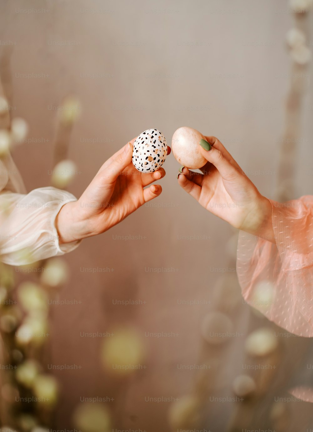 Une femme tenant un petit objet blanc dans sa main
