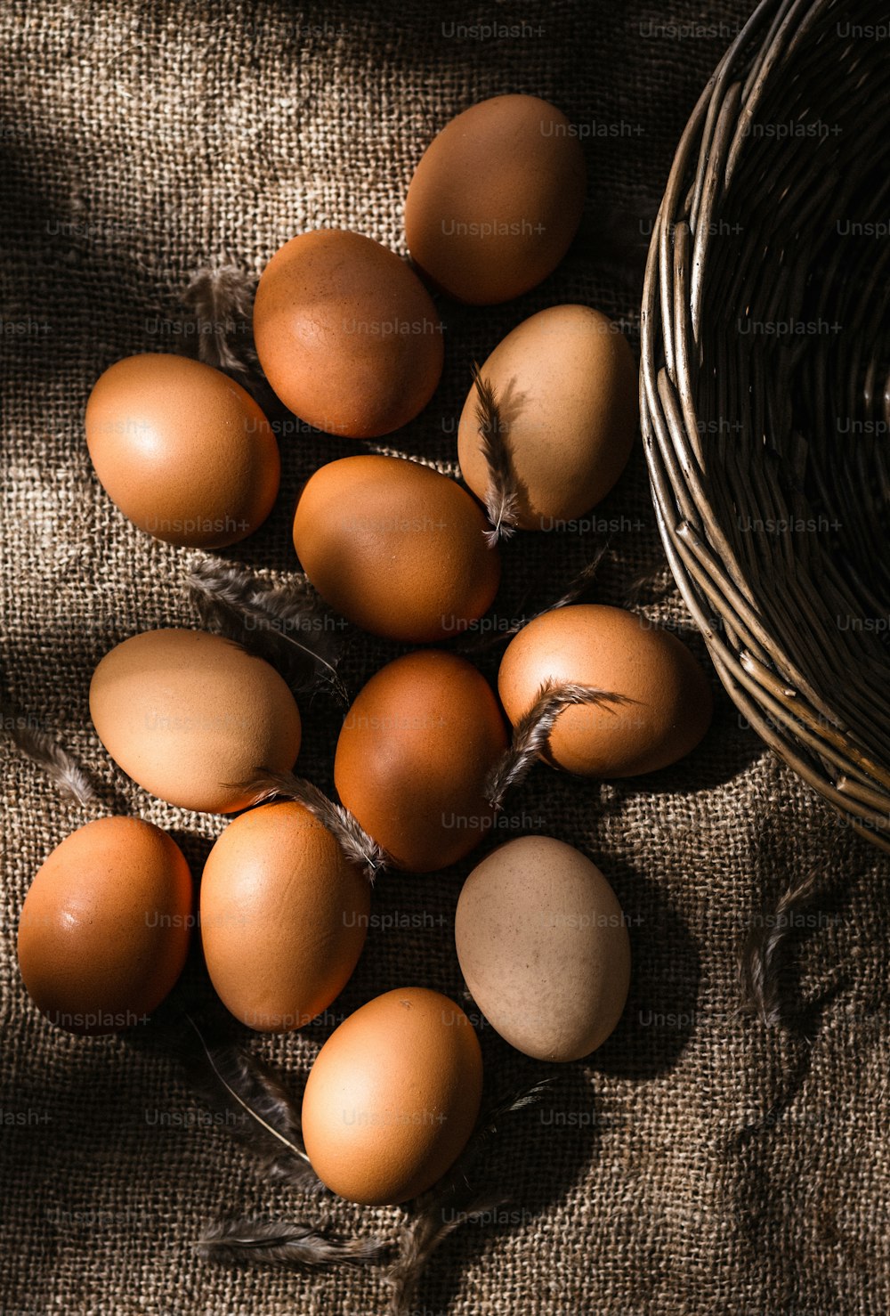 Una canasta de huevos marrones sentada encima de una mesa