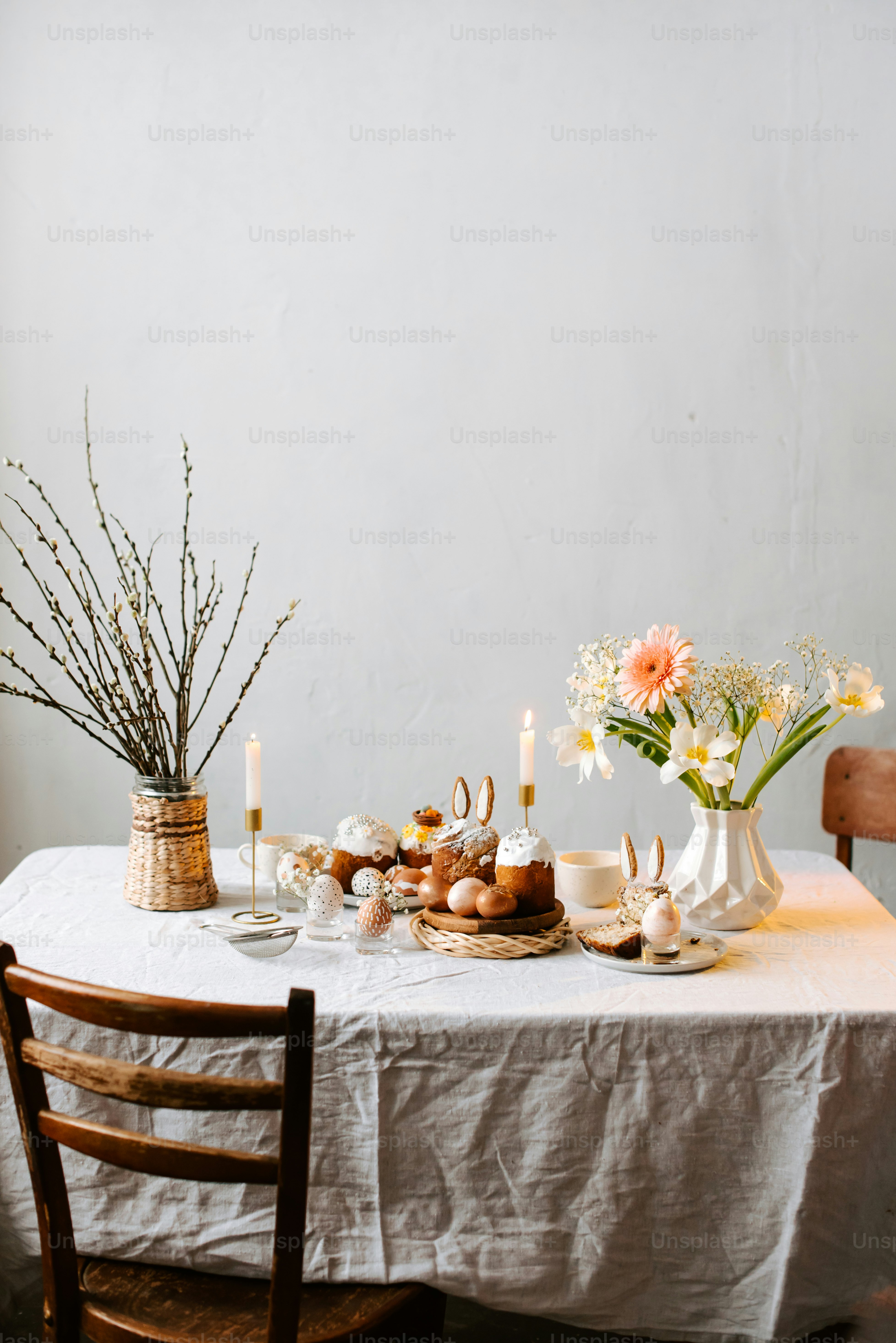 una mesa con un jarrón de flores y velas