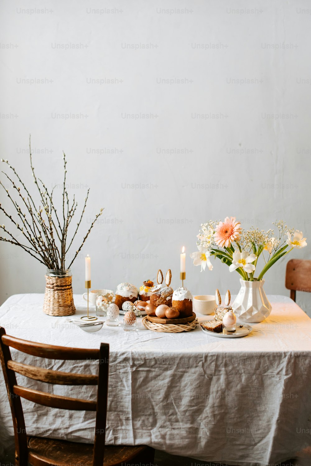 꽃병과 양초가있는 테이블