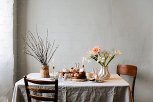 una mesa cubierta con un jarrón lleno de flores