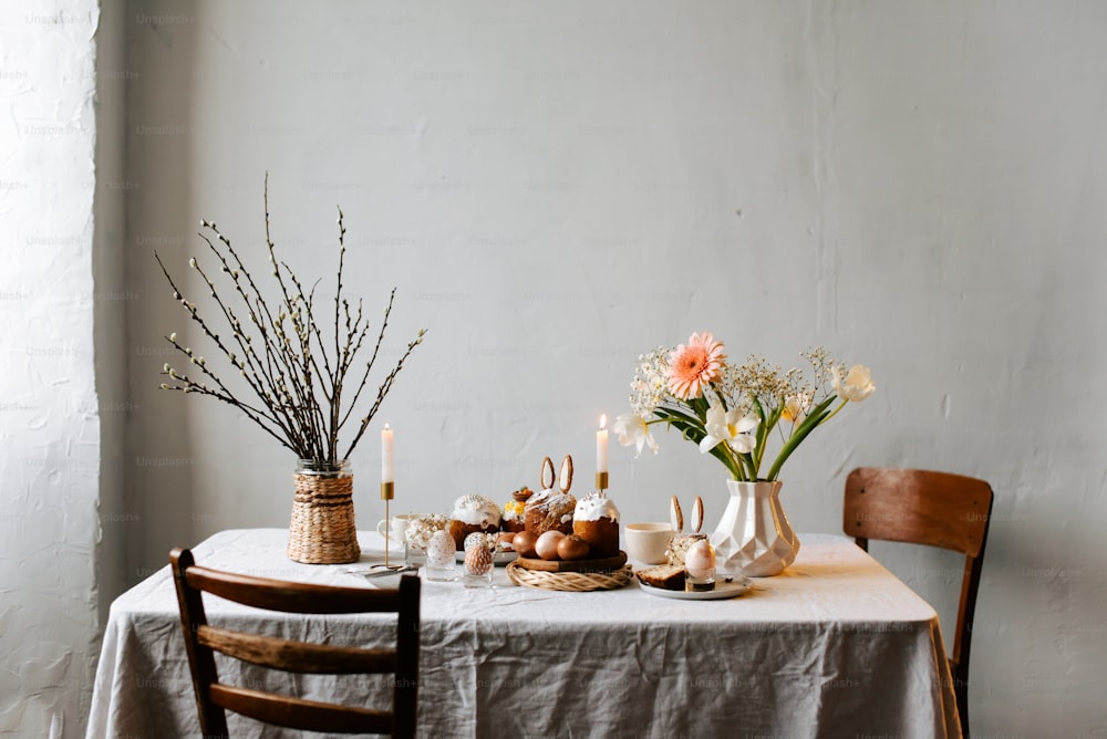 ein Tisch mit einer Vase voller Blumen