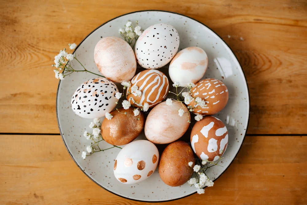 다양한 색상의 계란을 얹은 흰색 접시