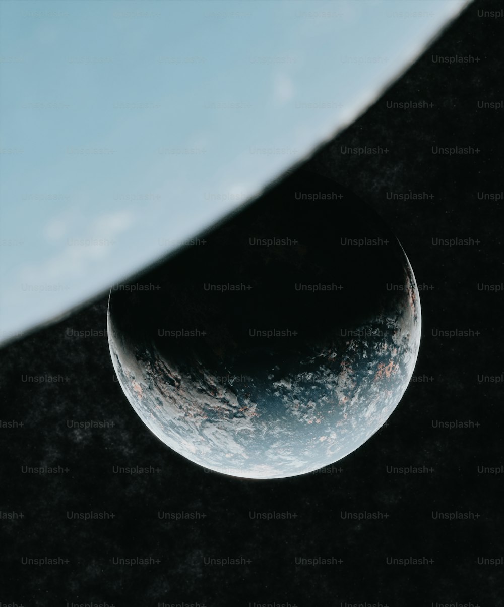 Un primer plano de una luna en el cielo