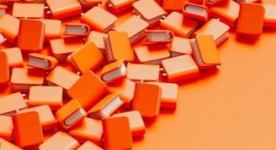 una pila di oggetti arancioni e argentati su uno sfondo arancione