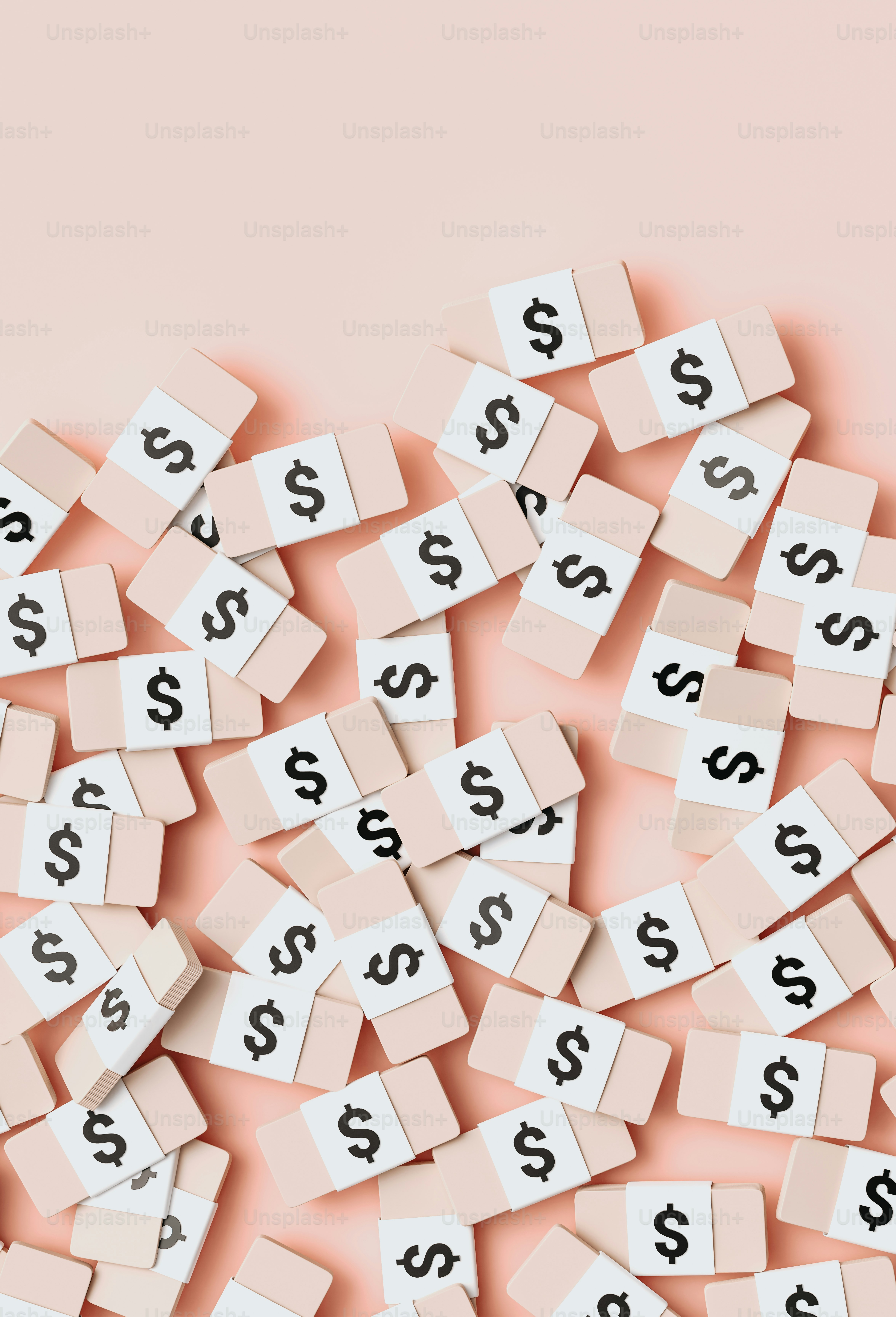 una pila di carte rosa e bianche con i simboli del dollaro su di esse