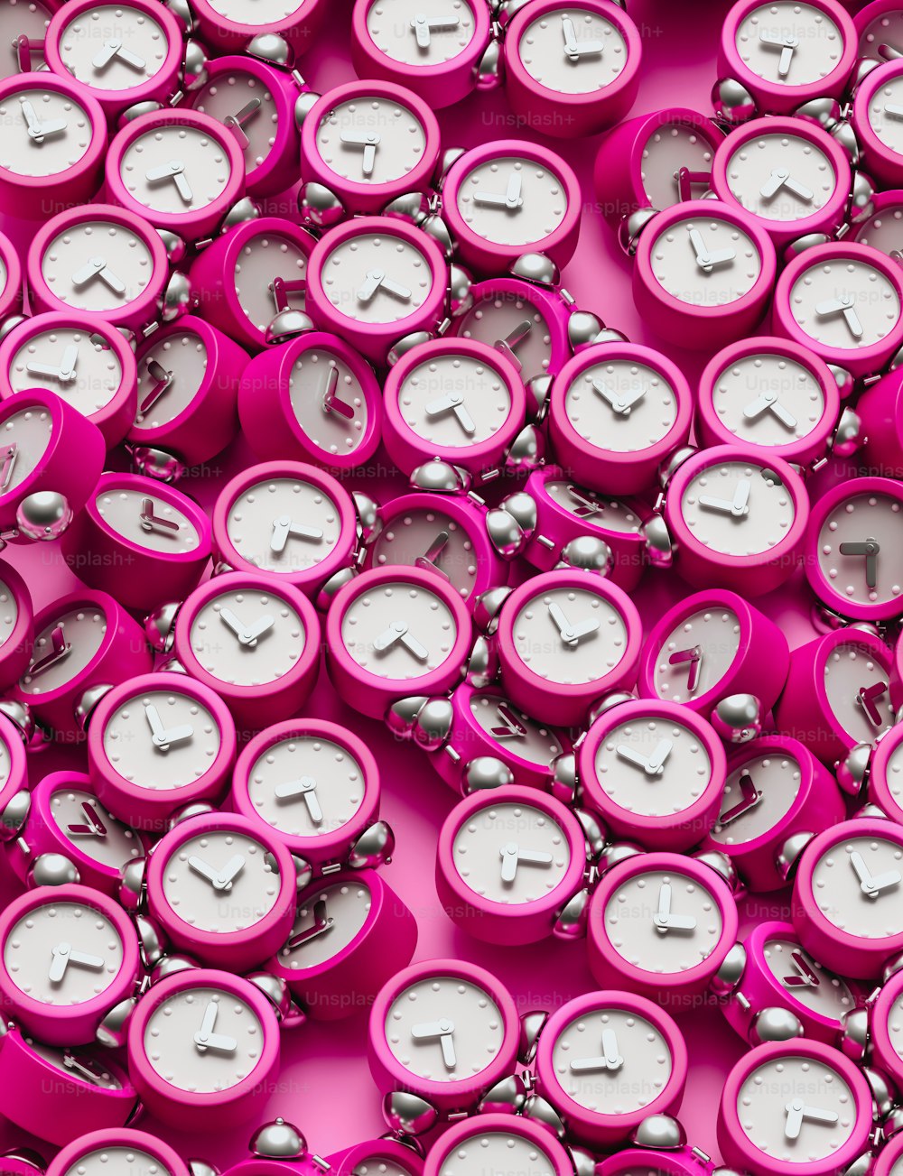 um monte de relógios que são rosa e branco