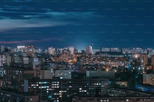Ein Blick auf eine Stadt bei Nacht von der Spitze eines Gebäudes