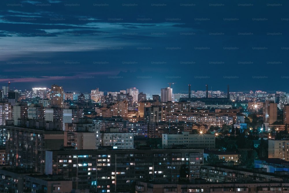 Una vista de una ciudad por la noche desde lo alto de un edificio