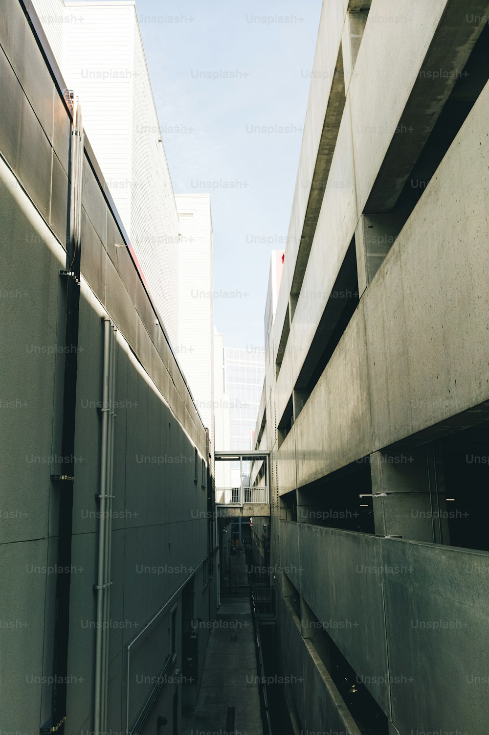 une vue d’une rue de la ville avec des bâtiments en arrière-plan