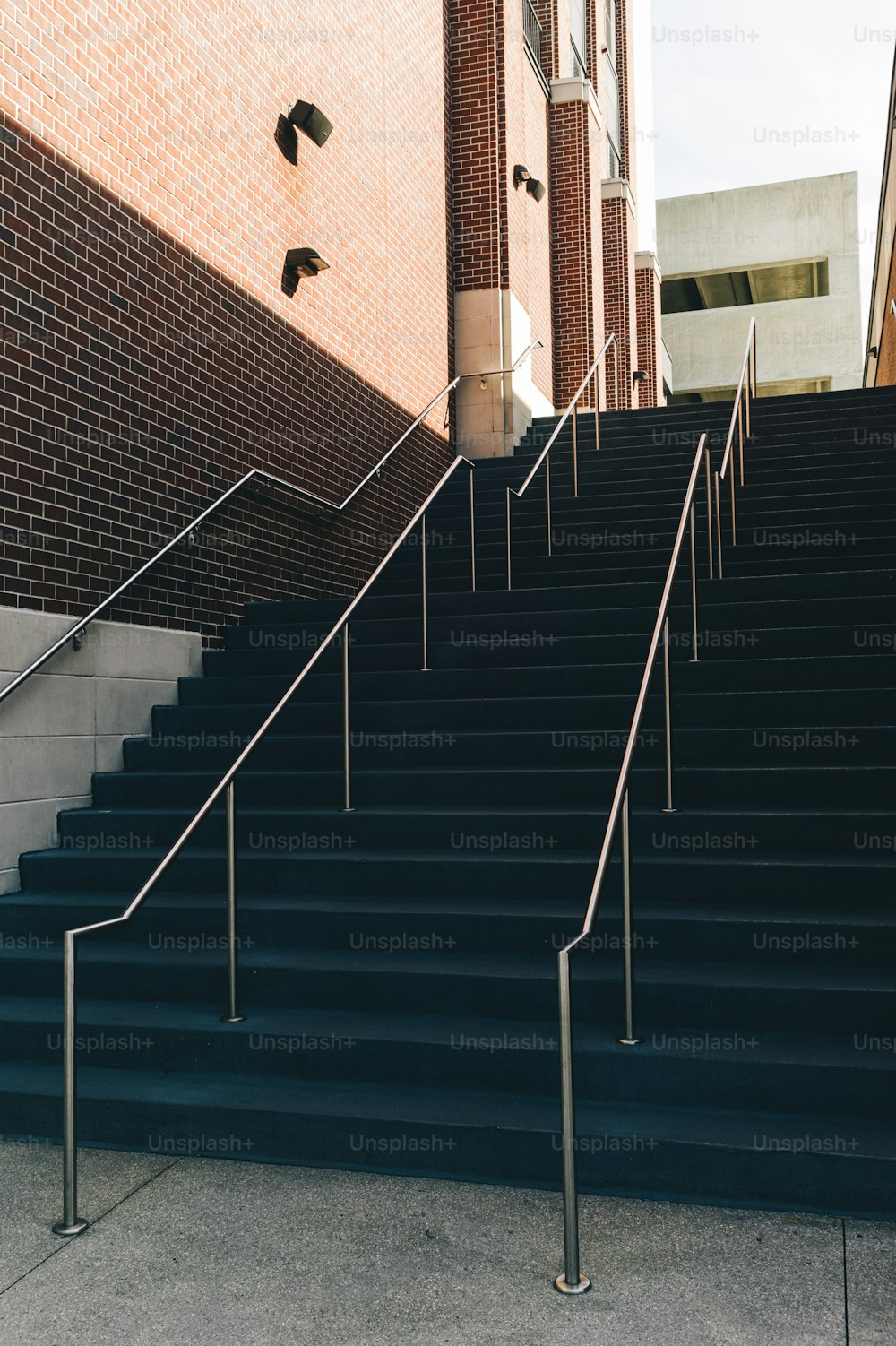 um conjunto de escadas que levam até um edifício