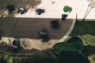 une vue aérienne d’un patio avec tables et chaises