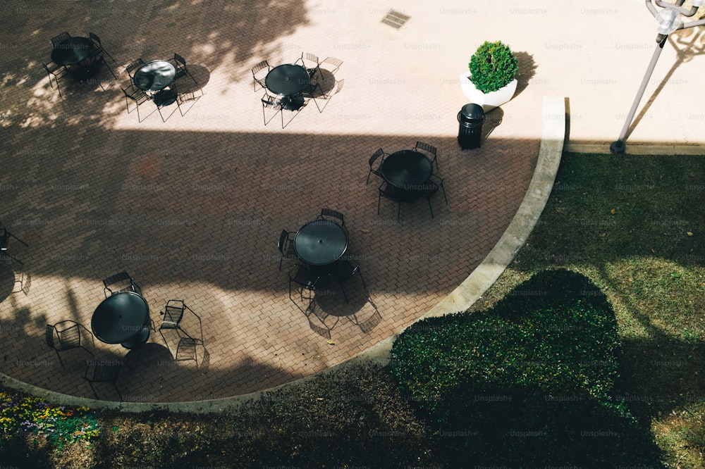 uma vista aérea de um pátio com mesas e cadeiras
