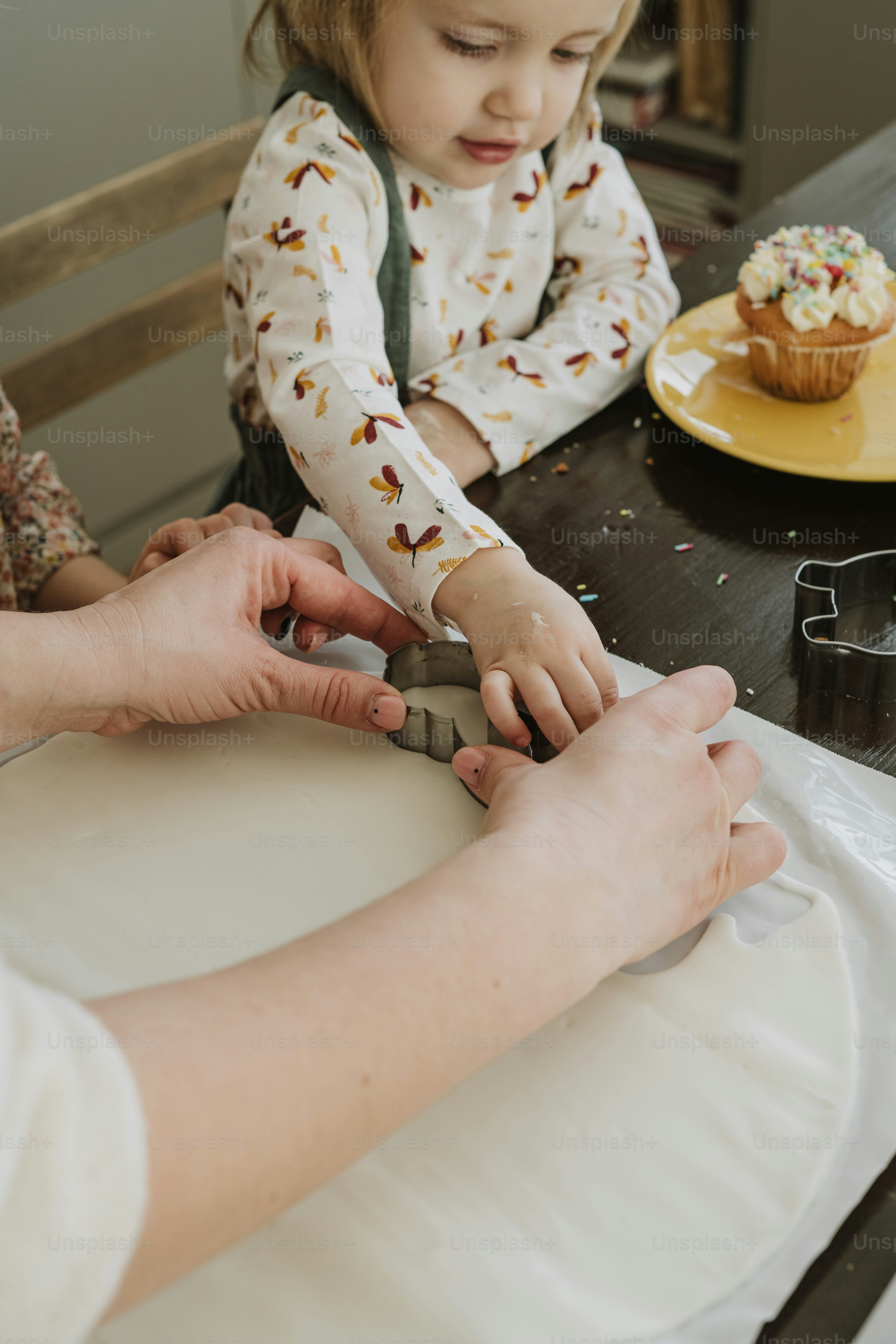여자와 아이가 컵케이크를 만들고 있다