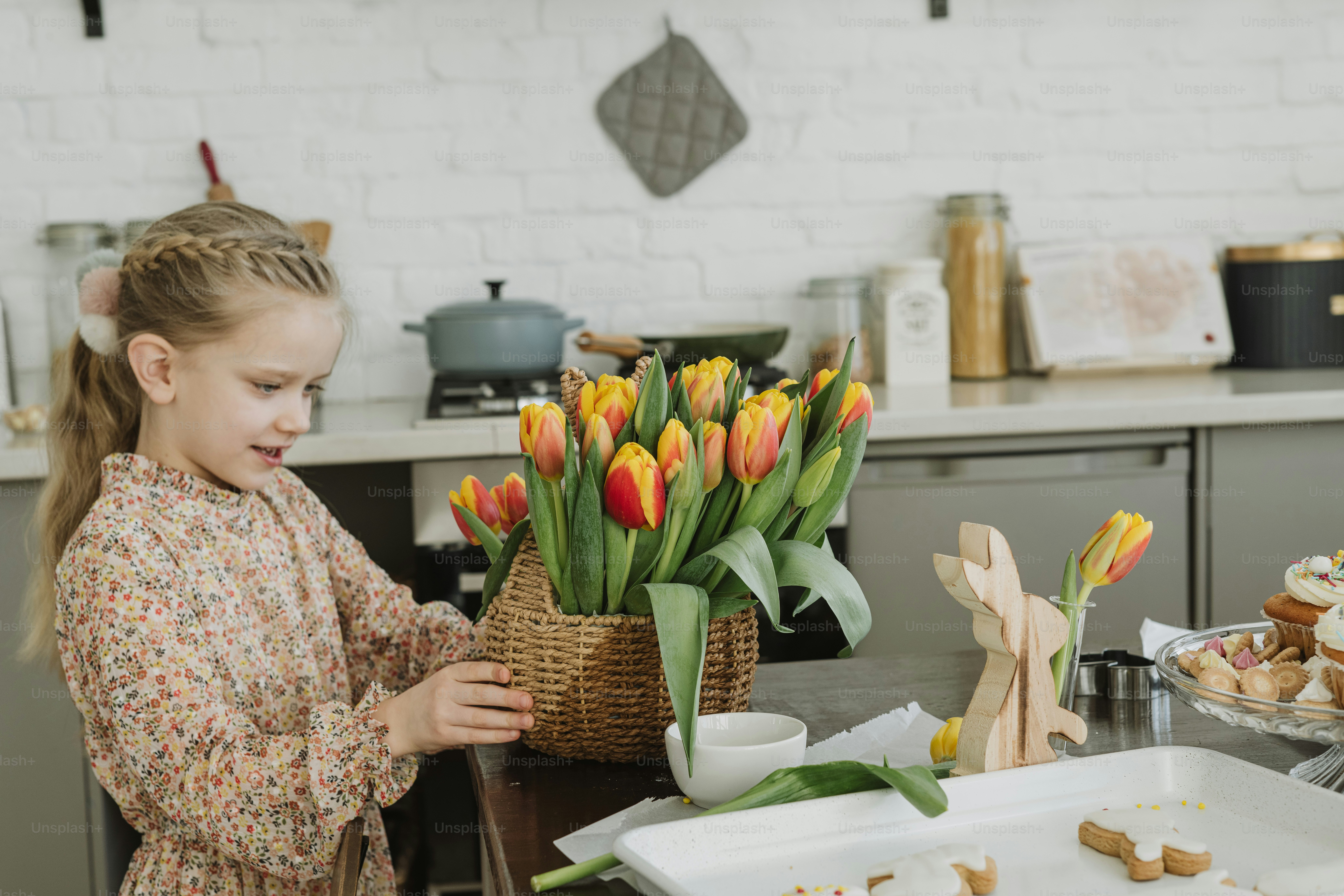 꽃 바구니 앞에 서 있는 어린 소녀