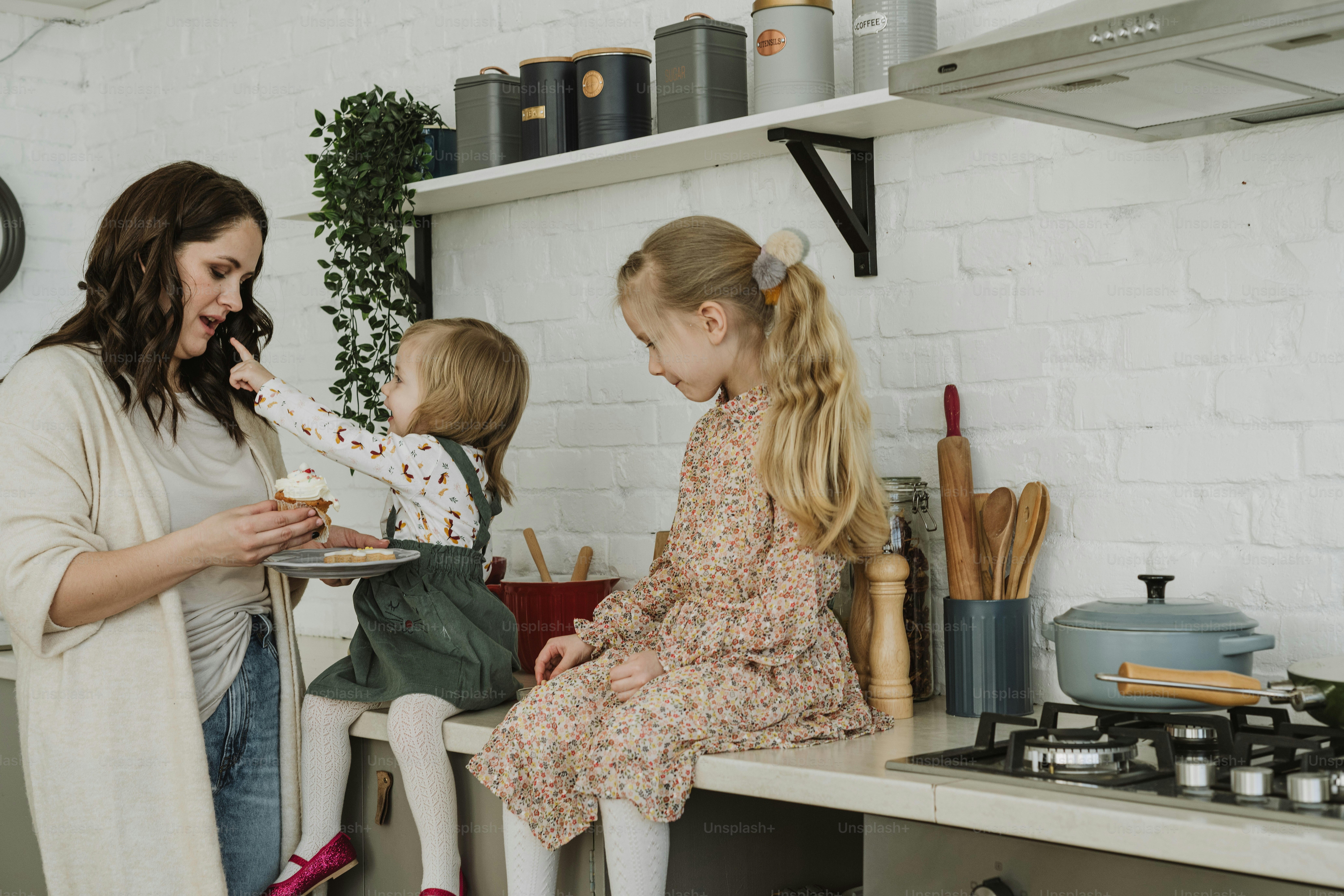 부엌에서 여자와 두 어린 소녀