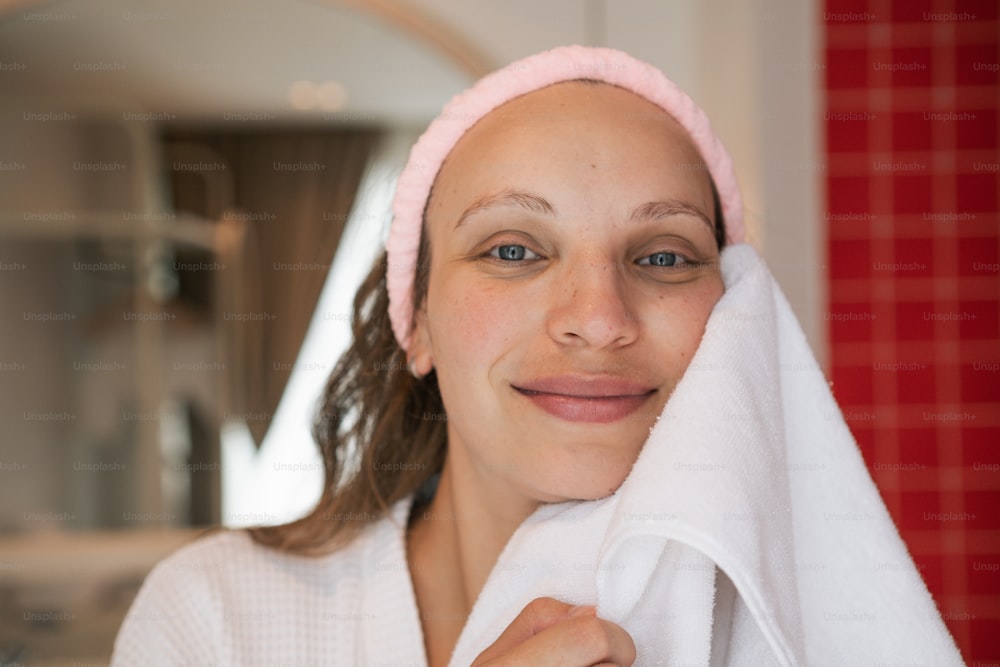 uma mulher com uma toalha enrolada em torno de sua cabeça