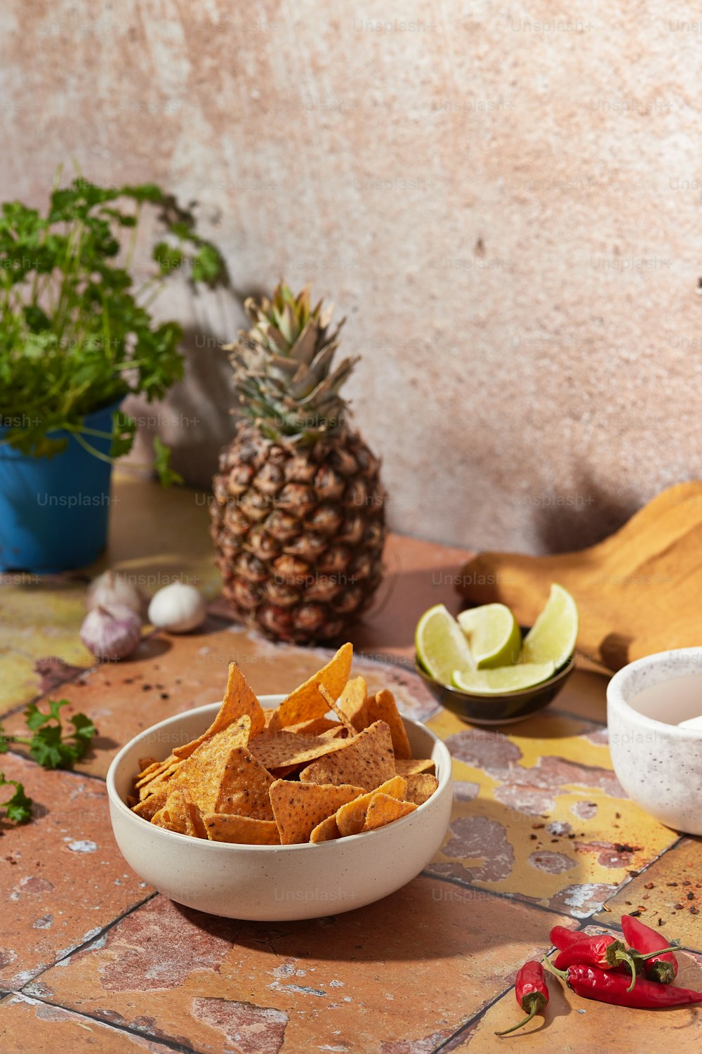 un bol de chips tortilla sur une table